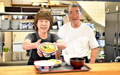 店を切り盛りする幹男さん（右）と明子さん。天栄村産の食材を使った料理で来店客の心をつかんで離さない