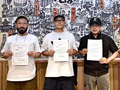 優勝した国分さん（中央）と準優勝の吉川さん（左）と３位の八子さん