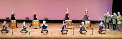 伝統の祭ばやしを披露する出演者
