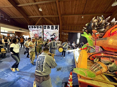 「青森ねぶた祭」のおはやし演奏とかけ声に合わせて踊る来場者ら
