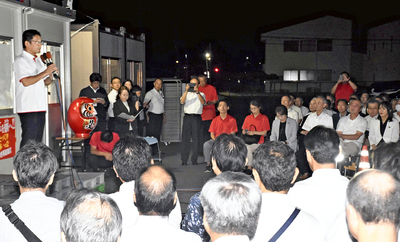 １６０以上の組織から推薦を受けた内田氏（左）は組織戦で幅広い層まで浸透した。当選祝賀会には多くの議員や支援団体の代表者が詰めかけた