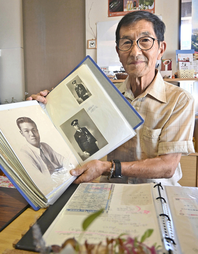 喜代志さんの写真を手にする須藤さん。「戦争が日常生活に大きく影を落としていたことを知ってほしい」と話す