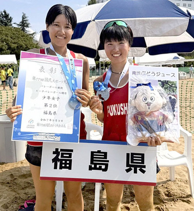 【ビーチバレー少年女子】準優勝に輝いた舟山葵（右）、高野愛菜組（聖光学院高３年）＝豊公園自由広場特設会場