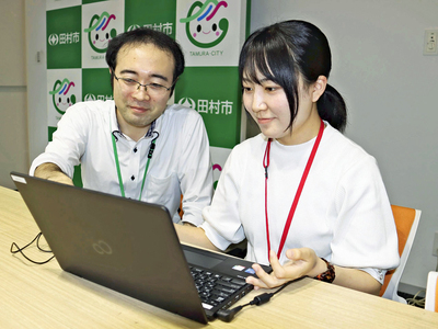 長期のインターンに参加する浦山さん（右）。職員と同じ仕事に取り組む＝田村市