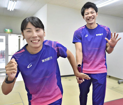 リレーのバトンパスを見せて大会への参加を呼びかける佐々木選手（左）と山内選手