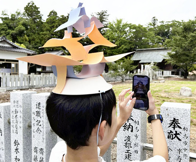 ＡＲで再現した中村城をスマホで見て楽しむ参加者