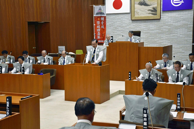 全員がかみしもを着用して臨んだ町議会