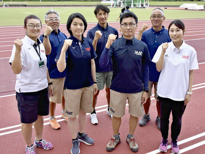 世界選手権に派遣される武田さん（前列右から２人目）ら福島陸協の審判員たち