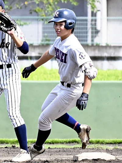 【安積黎明―会津学鳳】４回裏安積黎明２死二塁、先制の二塁打を放った遠藤＝信夫ケ丘球場