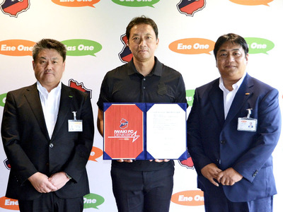 合意書に調印した（左から）小野寺社長、大倉社長、吉沢社長