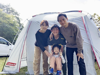 私（右）と妻の美咲（左）と子どもたち。休日はなるべく家族と過ごし、キャンプや旅行に行っている。家族との時間がなによりの癒やしだ