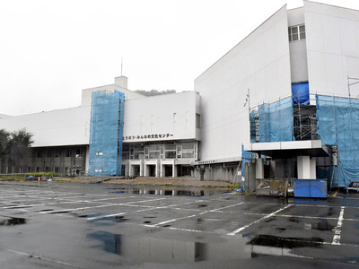 来年９月１日に再開館する予定が発表されたとうほう・みんなの文化センター。利用者からは期待の声が聞かれた＝１２日午後