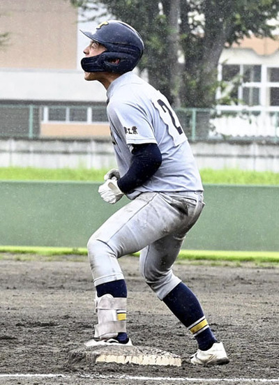 【福島西・伊達・福島北―会津工】９回裏、サヨナラ打を放ち塁上で喜ぶ会津工の渡部＝信夫ケ丘球場