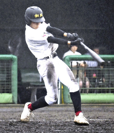 【相馬・相馬総合―福島東】延長１０回表相馬・相馬総合１死満塁、勝ち越し打を放つ松本＝ヨーク開成山スタジアム