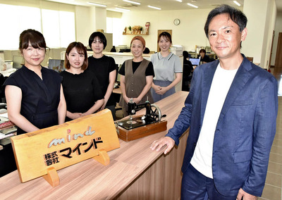 私（右）と自慢の社員。いつも明るく前向きで明るい社員が会社を支えている。これからも地域や利用者、社員が笑顔で幸せを実感できるような仕事をしていきたい