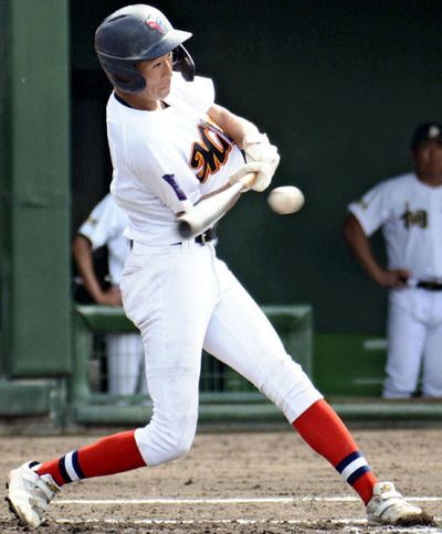 【ふたば未来―須賀川桐陽】３回裏ふたば未来２死満塁、適時打を放つ山田＝ヨークいわきスタジアム