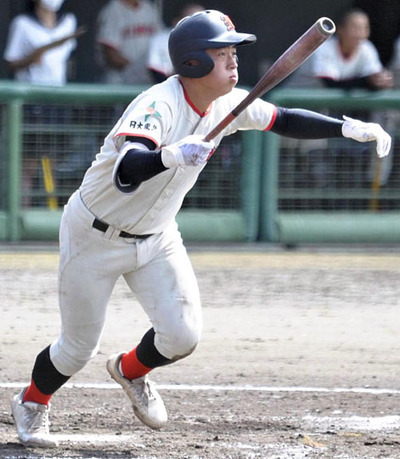 【尚志―日大東北】５回裏日大東北無死３塁、犠飛を放つ八巻＝ヨーク開成山スタジアム