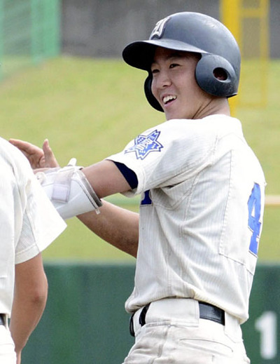【磐城―会津】４回表磐城１死二、三塁、２点適時打を放ち、笑顔を見せる木戸＝ヨークいわきスタジアム
