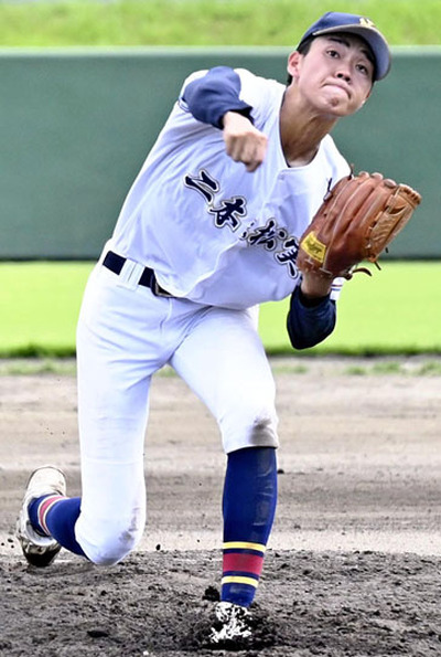 【二本松実―橘】６回無失点の力投を見せた二本松実の佐久間＝信夫ケ丘球場