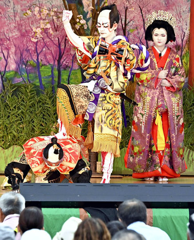 迫力の演技を披露した御舘中の生徒＝１４日午後、郡山市・柳橋歌舞伎伝承館