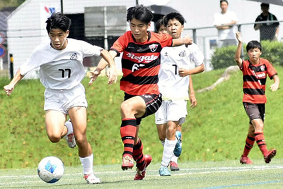 【会津サントスＦＣ　ＪＹ―ＦＣ　Ｒｅｇａｔｅ】４強入りを懸けて熱戦を繰り広げる選手＝鳥見山公園多目的広場