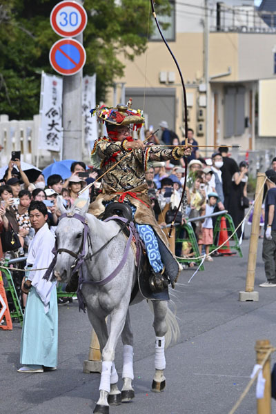 勇壮な流鏑馬を披露する射手＝１４日、いわき市・飯野八幡宮前