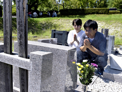 「９月は娘の命日と誕生日がある特別な月」と手を合わせる政恭さん（右）と晴美さん