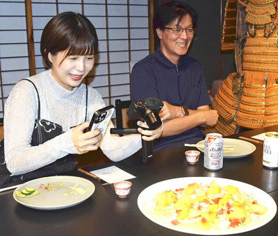 会食で生産者らと交流しながら浪江の食の魅力を味わったルーさん（左）。「生産者の思いも含めて発信したい」と語った