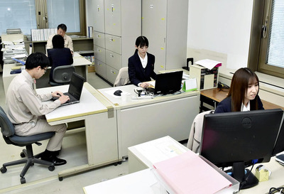 現場技術者を後方支援する「バックオフィス」の担当者＝福島市・佐藤工業