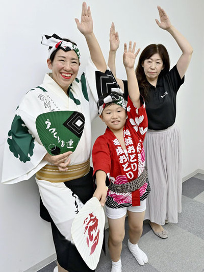 来場を呼びかける事務局の中島さんと渡辺さん（右）ら