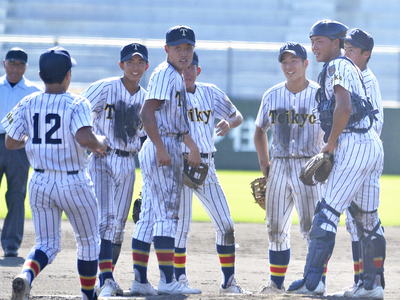 【福島工―帝京安積】ピンチの場面で仲間と話し合う捕手笹島（右）。先発緑川の完投を支えた＝ヨーク開成山スタジアム