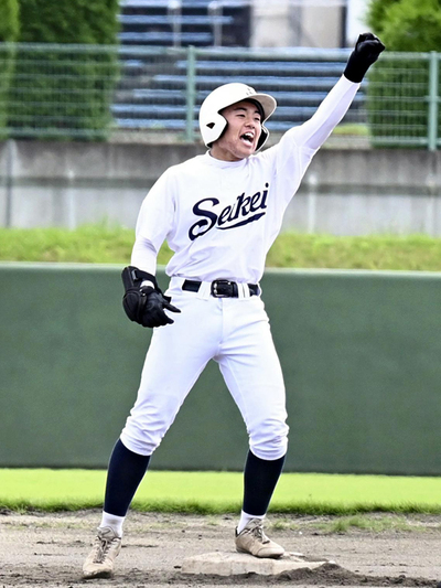 【福島成蹊―安積黎明】１回表、３点適時二塁打を放ちガッツポーズする福島成蹊の鈴木＝信夫ケ丘球場