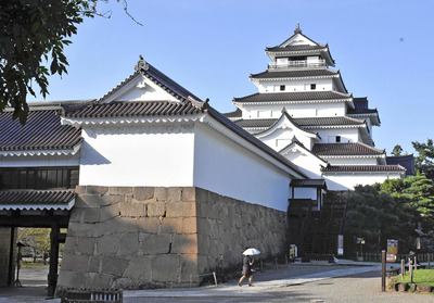 再建から６０周年を迎えた鶴ケ城＝１６日午後、会津若松市