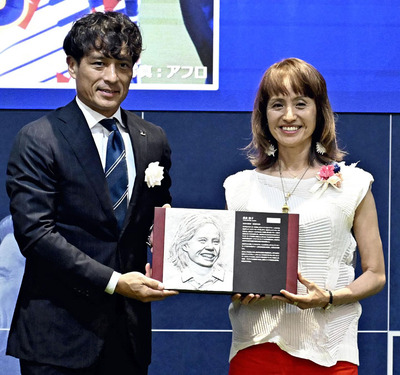 宮本会長から殿堂入りの記念プレートが贈られた高倉さん（右）