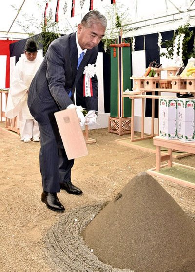 くわ入れする多田社長