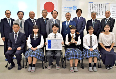 ふたば未来学園インターアクトクラブの会員となった高校生４人ら（前列）とＲＣ関係者（後列）