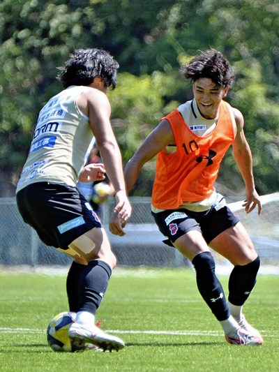 「目の前の相手に勝てば結果は付いてくる」と話すＭＦ五十嵐（右）＝いわきＦＣフィールド