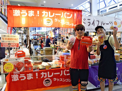 店頭で商品をＰＲ販売する、はまやねんさん（左）と小沢さん