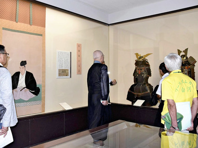 展示物に見入る来場者
