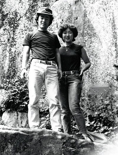 相馬市で現在の妻と釣りデートを楽しむ私（左）。ジーンズは１９７０年代になると女性も愛用し、若者文化の象徴になった