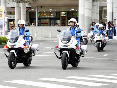 パトロールに出動する白バイ＝福島市・ＪＲ福島駅東口