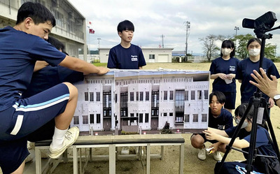文化祭での公開に向け、特撮の撮影に取り組む生徒＝須賀川市・長沼中