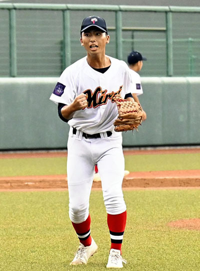 【ふたば未来―只見】３回裏、２死二、三塁のピンチを抑えガッツポーズするふたば未来の折笠＝あづま球場