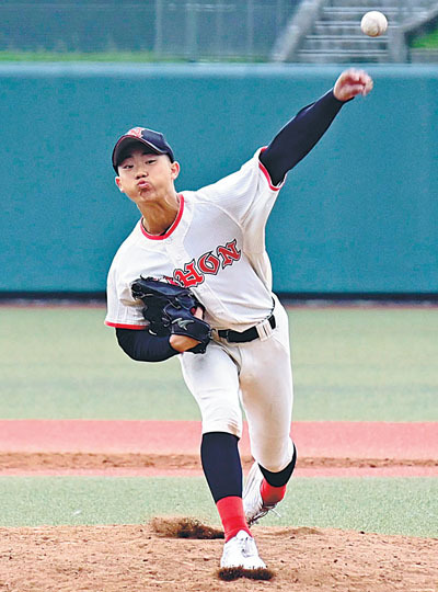 【日大東北―郡山】２番手で登板し、粘投した日大東北の長谷川＝あづま球場