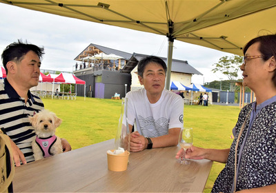ワインを味わいながら談笑する来場者。中央は遠藤社長＝富岡町・とみおかワイナリー