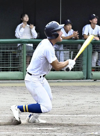 【聖光学院―帝京安積】五回裏聖光学院２死一、三塁、先制の適時二塁打を放った十文字＝ヨーク開成山スタジアム