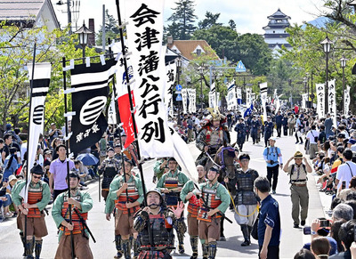 鶴ケ城を背景に、壮大な歴史絵巻を繰り広げた会津藩公行列＝２０日午前１１時１０分ごろ、会津若松市