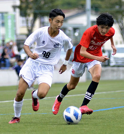 【パルアリーレ福島ジュニアユース―会津サントスＦＣジュニアユース】決勝点となる先制点を決めた会津サントスＦＣジュニアユースのＤＦ山田（左）＝郡山市・熱海フットボールセンター