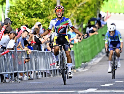 【男子Ｂ個人ロードレース決勝】優勝を確信し、ガッツポーズと雄たけびを上げてゴールする堀太鳳（学法石川高３年）