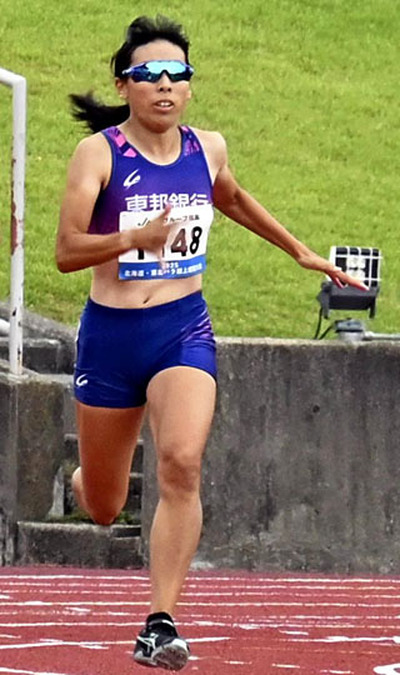 【女子４００メートル（視覚障害Ｔ１３）】１分０秒２１で優勝した佐々木真菜（東邦銀行）＝郡山ヒロセ開成山陸上競技場